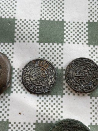 Lote 7 monedas antiguas y amuleto
