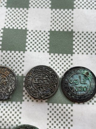 Lote 7 monedas antiguas y amuleto