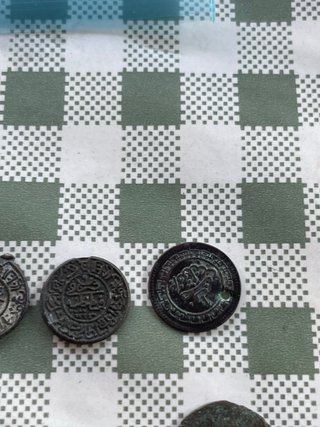 Lote 7 monedas antiguas y amuleto