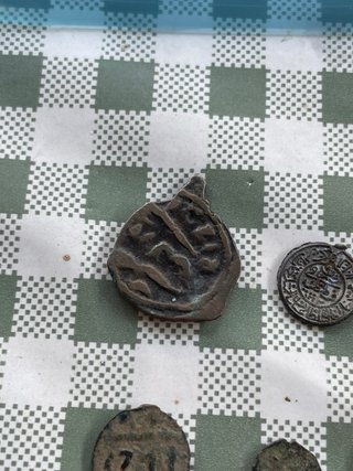 Lote 7 monedas antiguas y amuleto