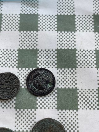 Lote 7 monedas antiguas y amuleto