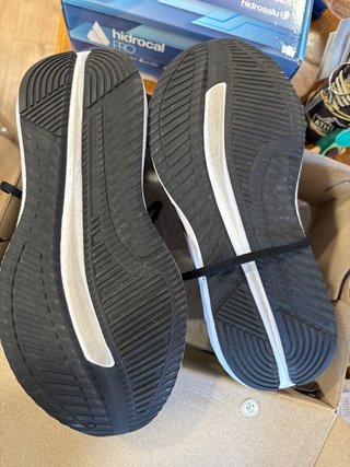 Zapatillas Adidas Negras y Blancas