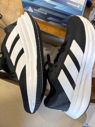 Zapatillas Adidas Negras y Blancas