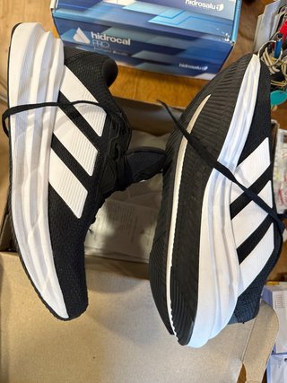 Zapatillas Adidas Negras y Blancas