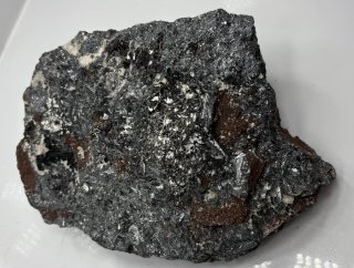 Piedra mineral gris con vetas rojizas