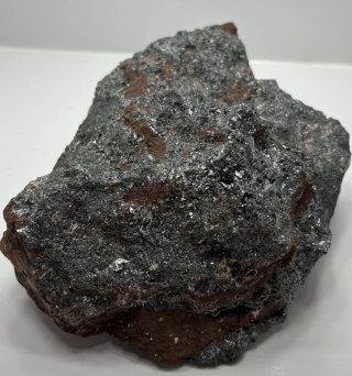 Piedra mineral gris con vetas rojizas