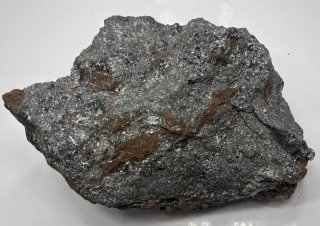 Piedra mineral gris con vetas rojizas