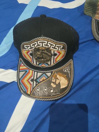 Gorra con diseño de caballos bordados
