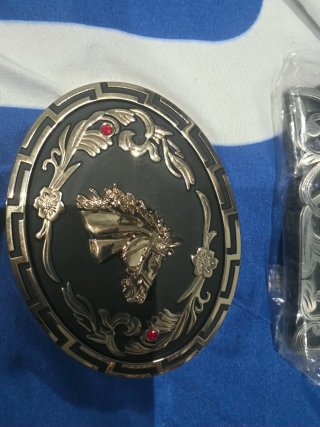 Gorra con diseño de caballos bordados