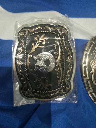 Gorra con diseño de caballos bordados