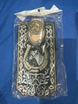 Gorra con diseño de caballos bordados
