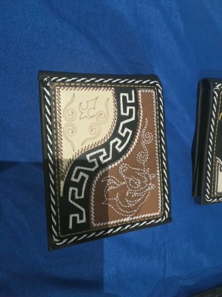 Gorra con diseño de caballos bordados