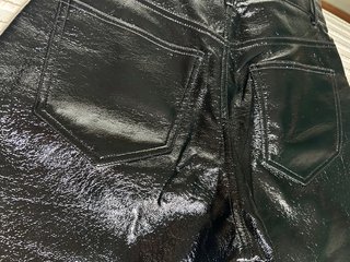 Pantalón negro recto brillo