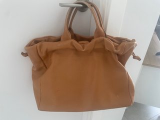 Bolso de piel marrón