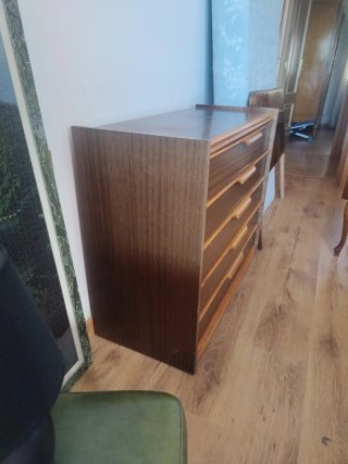 Cómoda de madera resistente