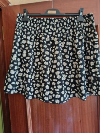 Falda corta floral negra