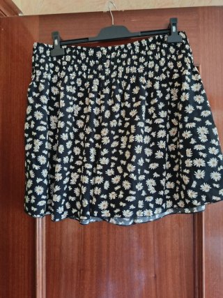 Falda corta floral negra