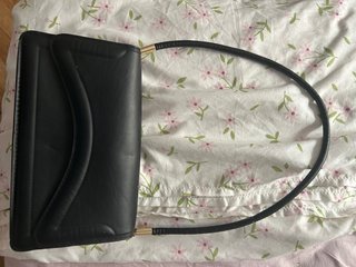 Bolso negro con asa