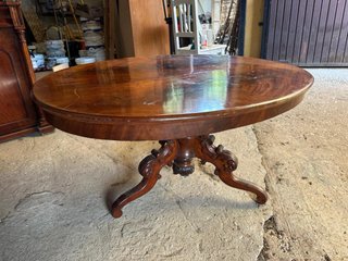 Mesa baja ovalada de caoba antigua