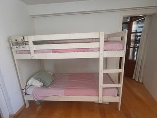Litera de madera blanca