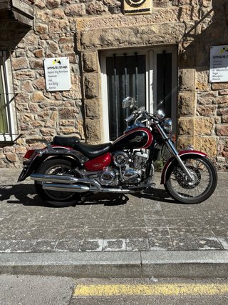 Daelim Daystar 125cc negra y granate