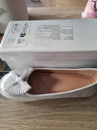 Zapatos plateados infantiles con lazo
