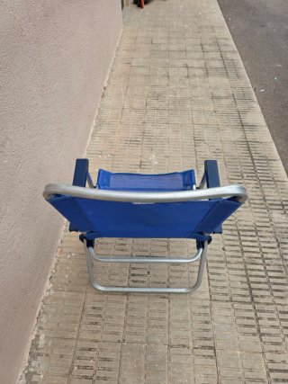 Silla de playa plegable azul y plateada