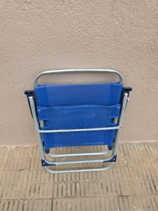 Silla de playa plegable azul y plateada