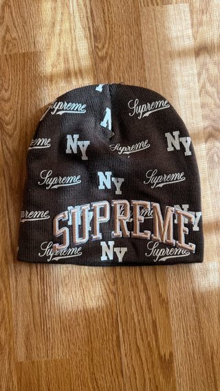 Gorro Supreme New Era Monogram Marrón