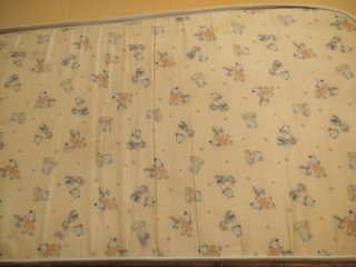 Cuna infantil de madera con osito