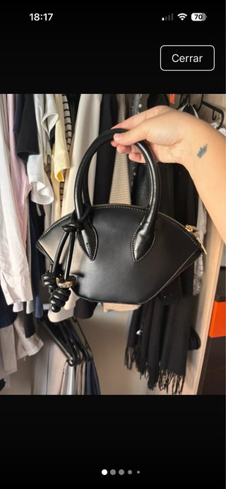 Bolso Zara negro con accesorio