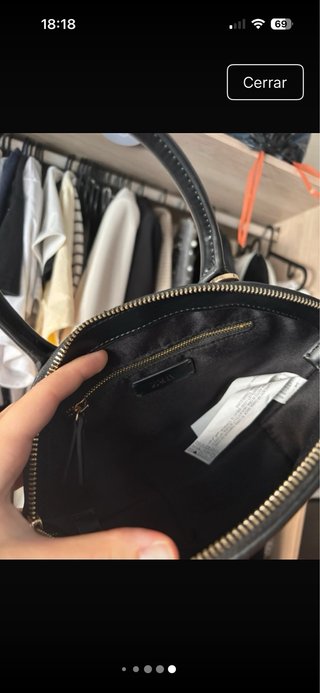 Bolso Zara negro con accesorio