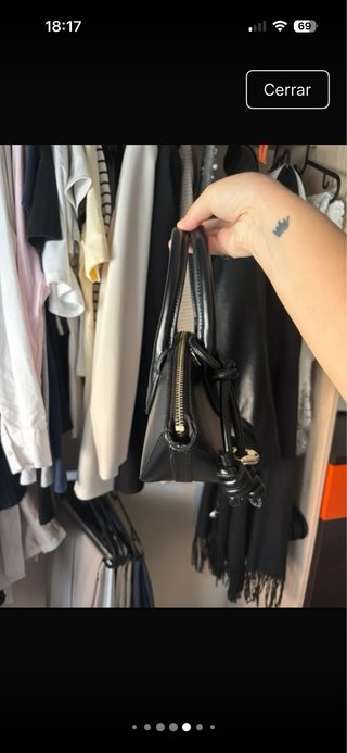 Bolso Zara negro con accesorio