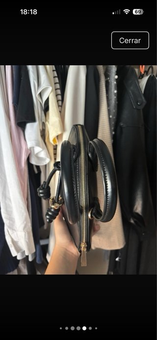 Bolso Zara negro con accesorio