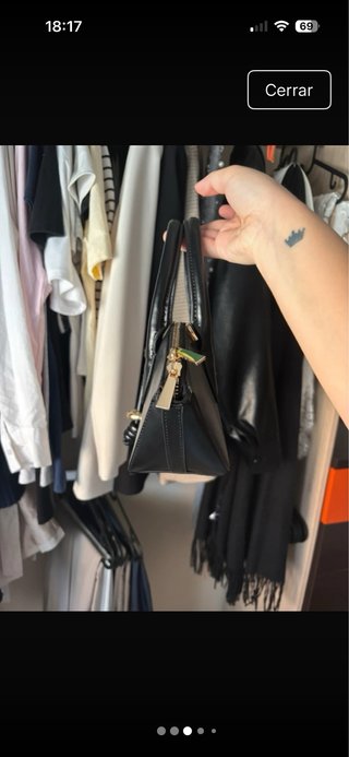 Bolso Zara negro con accesorio