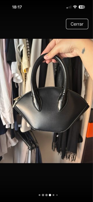 Bolso Zara negro con accesorio