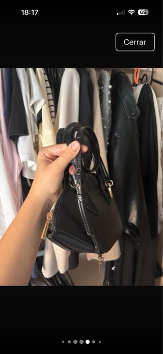 Bolso Zara negro con accesorio