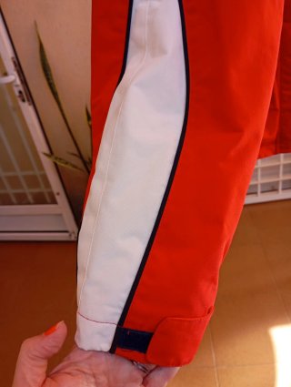 Chaqueta de nieve roja y crema. Diseño exclusivo