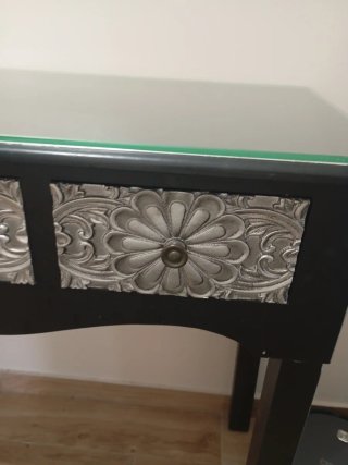 Mueble de entrada negro y plateado