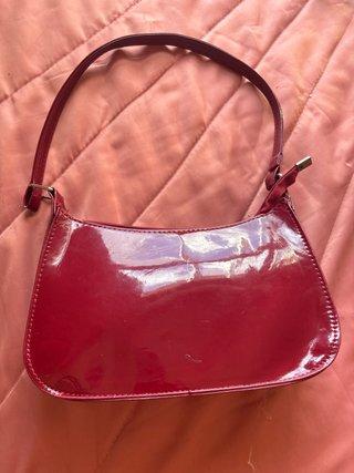 Bolso de hombro rojo charol