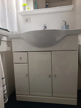 Mueble de baño con lavabo y grifo y espejo