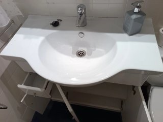 Mueble de baño con lavabo y grifo y espejo