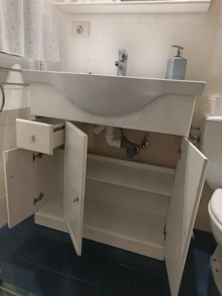 Mueble de baño con lavabo y grifo y espejo