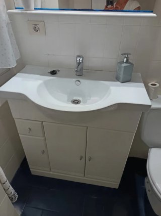 Mueble de baño con lavabo y grifo y espejo