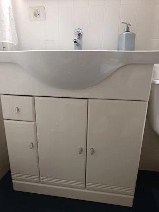 Mueble de baño con lavabo y grifo y espejo