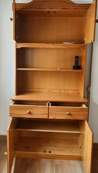 Alacena de pino con puertas y cajones