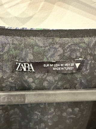 Blusa corta / top floral Zara