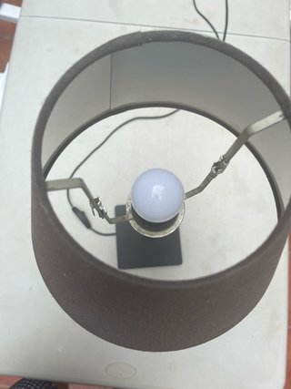 Lámpara de mesa gris y negra