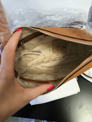 Borsa Guess marrone con dettagli bianchi