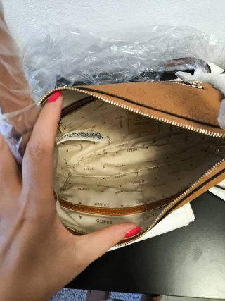Borsa Guess marrone con dettagli bianchi